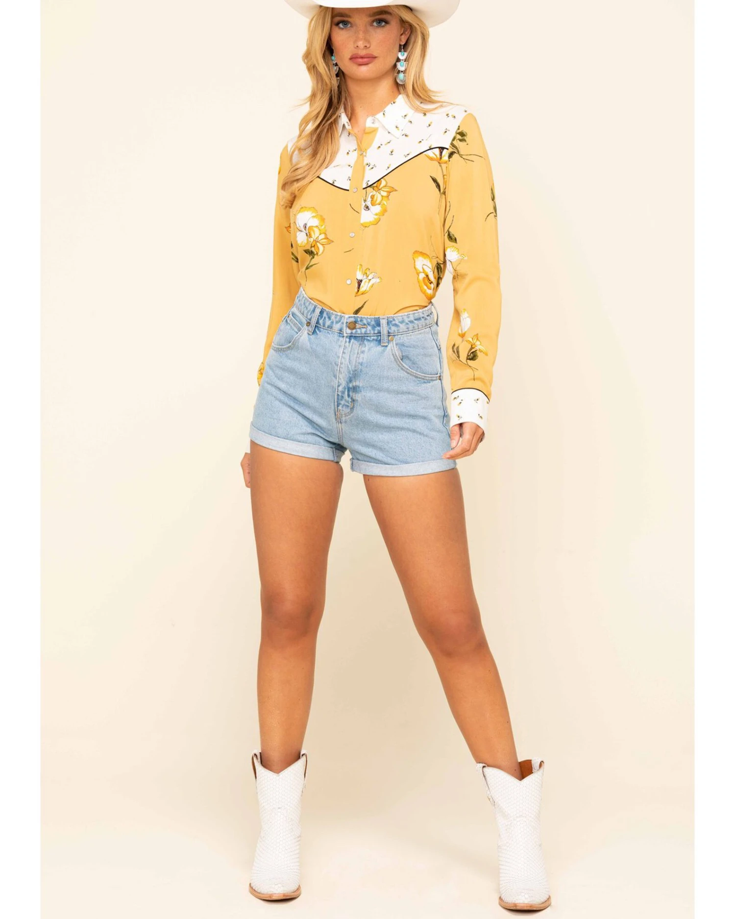 Rolla's Women's Light Wash Rolled Hem Duster Shorts 6 Rolla's Women's Light Wash Rolled Hem Duster Shorts - Image 4