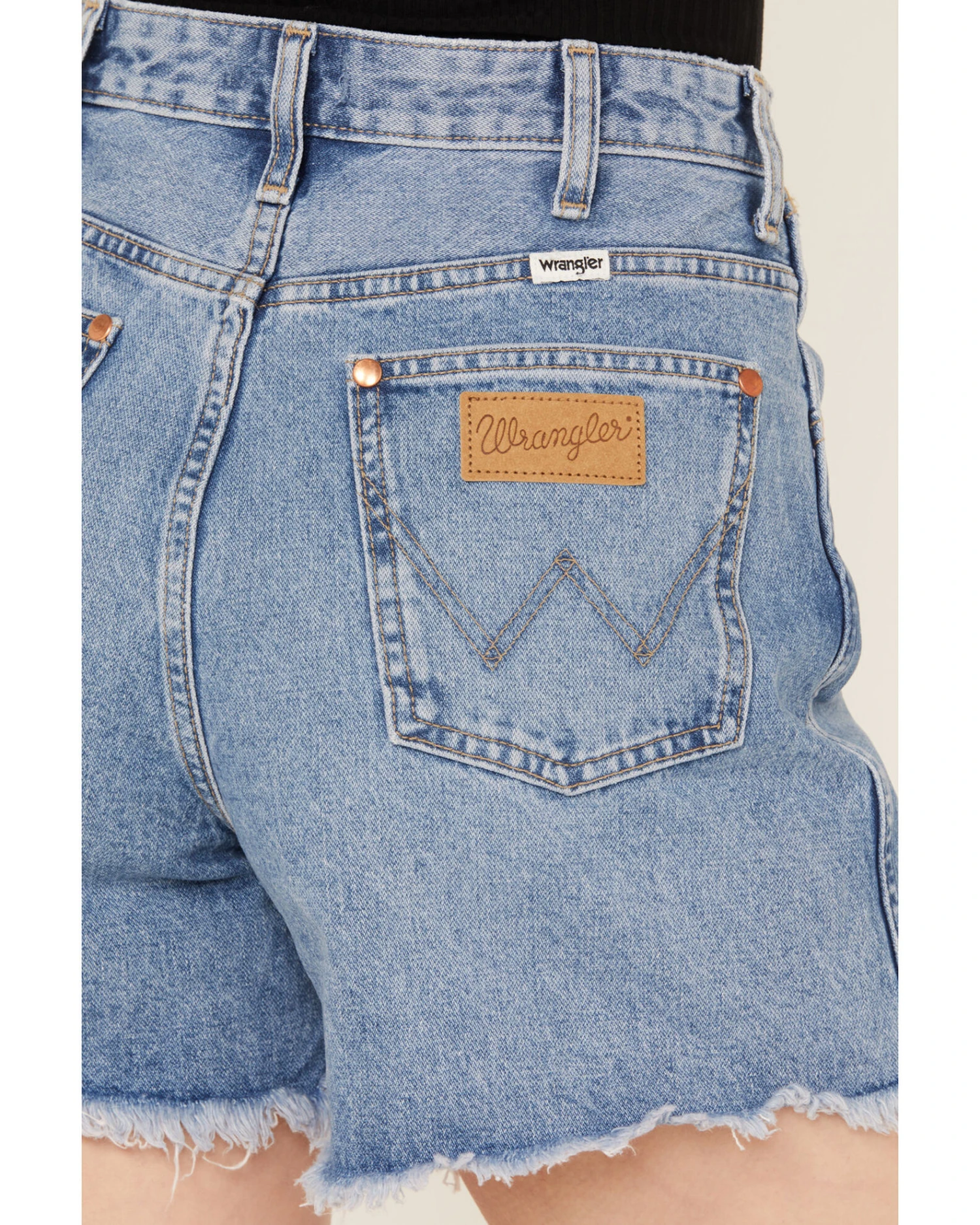 Wrangler Women's Light Wash High Rise A-Line Cutoff Donna Shorts 6 Wrangler Women's Light Wash High Rise A-Line Cutoff Donna Shorts - Image 4